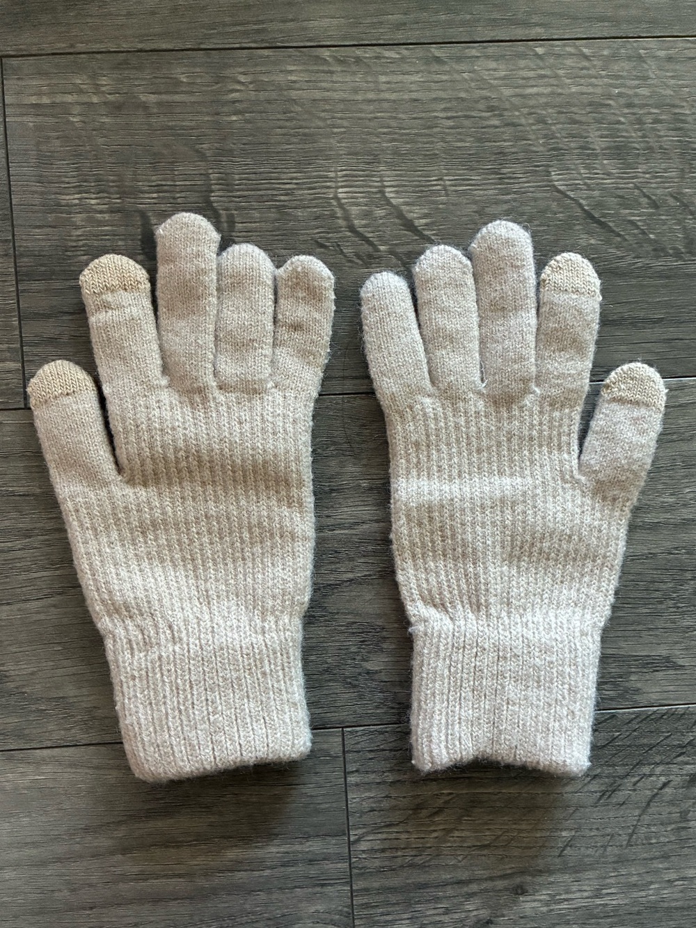 Knitted winter gloves